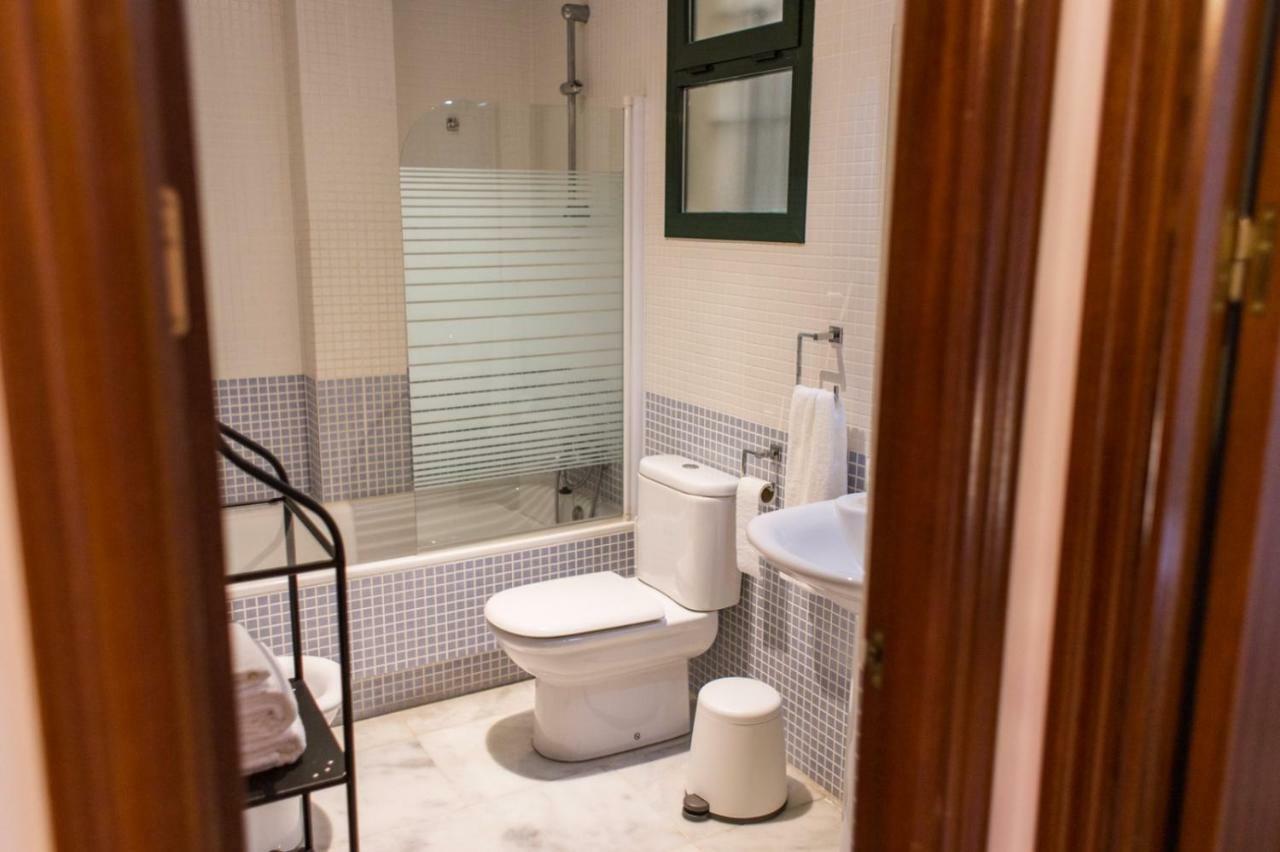 Rg Triana, Calle Castilla Con Patio * Seville